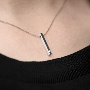 minimalisticky nahrdelnik z bieleho zlata s briliantom