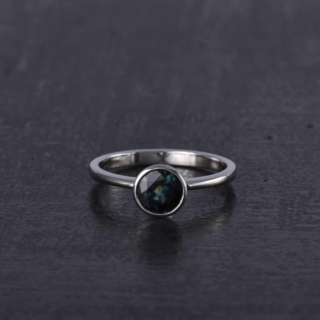 originalny zasnubny prsten z platiny so zafirom. rucne vyrobeny v atelieroch u