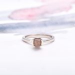 originalny zasnubny prsten z bieleho zlata so surovym diamantom. rucne vyrobeny