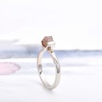 originalny zasnubny prsten z bieleho zlata so surovym diamantom. rucne vyrobeny