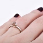 originalny zasnubny prsten z bieleho zlata so surovym diamantom. rucne vyrobeny